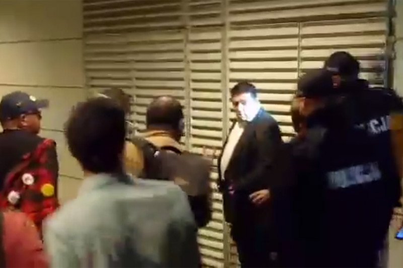 Jeden z posłów PiS wreszcie spotkał się z suwerenem. Gdy grupa młodych ludzi otoczyła go krzycząc "będziesz siedział", nie krył przerażenia.