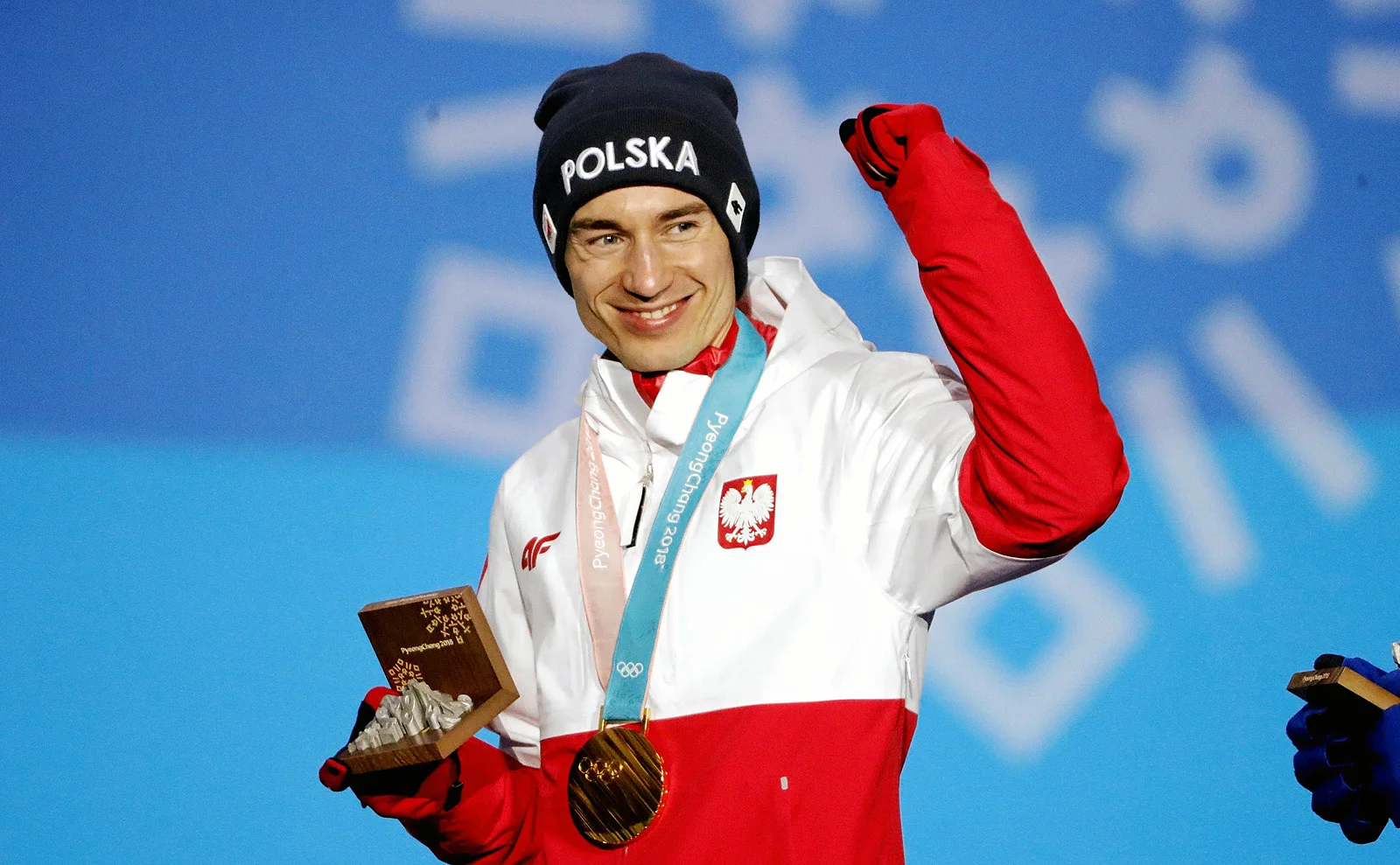 Tak wyglądała dekoracja medalowa Kamila Stocha na XXIII Zimowych Igrzyskach Olimpijskich w Pjongczangu.