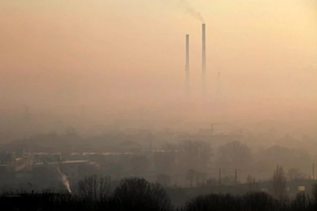 Panorama Krakowa w marcu 2015 r. Wcześniej przez lata problem dotyczył głównie Małopolski i Śląska. Gdy w 2017 r. smog zaczął być mocniej odczuwalny w Warszawie, rząd ogłosił program "Czyste powietrze".
