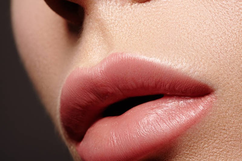 Usta powiększyć można na kilka sposobów. Jeśli nie masz cierpliwości do codziennego cieniowania ich makijażem, być może makijaż permanentny jest dobrą alternatywą?