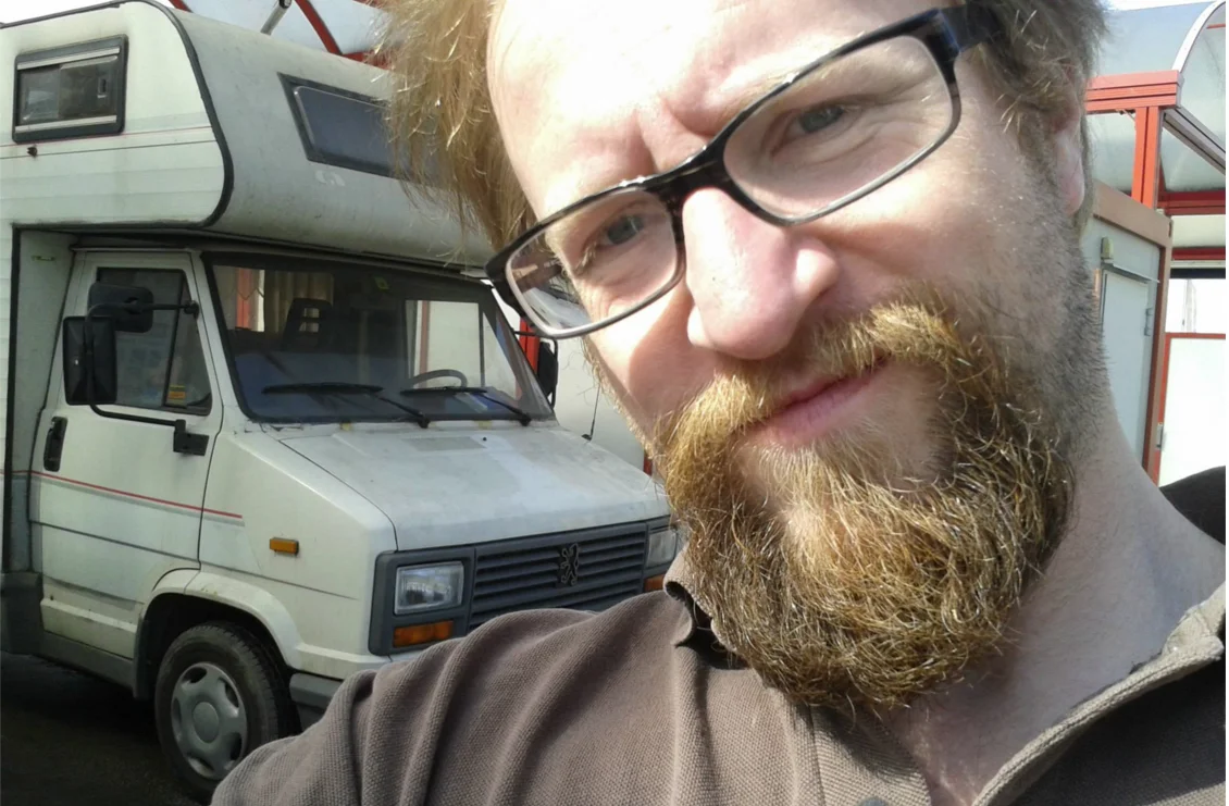 Witold Zbijewski i jego kamper.