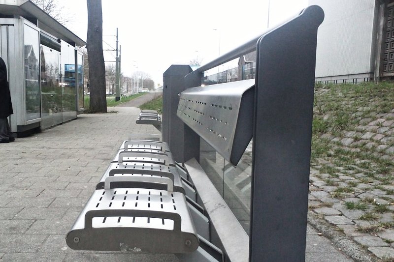 Ławka, która świadczy o niekompetencji projektantów? Niekoniecznie? Ten brak eleganckiego wyglądu i funkcjonalności bywa celowy