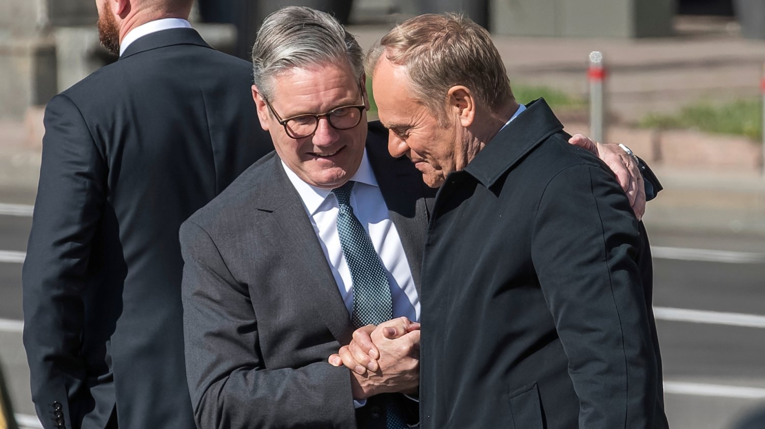 Polsko-brytyjski traktat obronny 2026 Keir Starmer i Donald Tusk ściskają sobie dłonie. Zdjęcie symbolizuje zacieśnienie współpracy wojskowej między UK a Polską