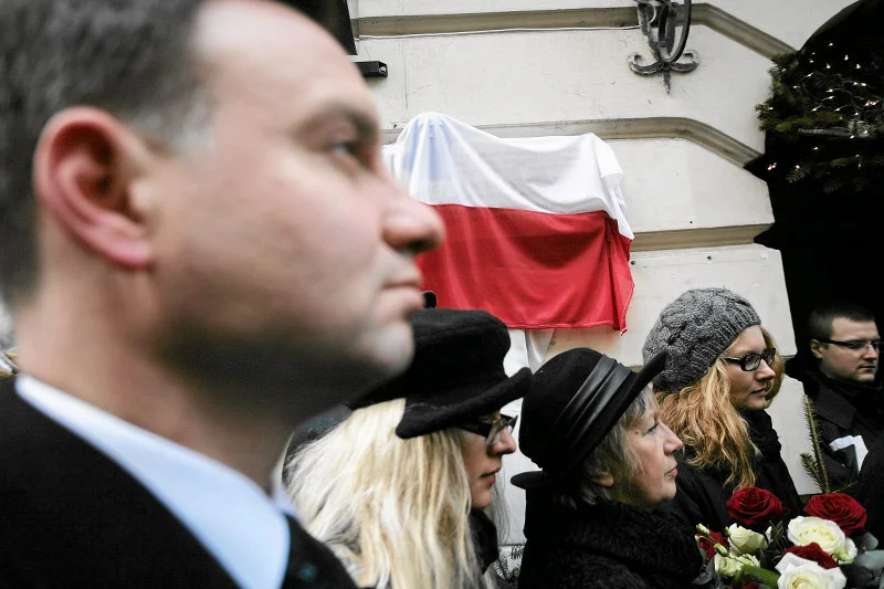 Andrzej Duda podczas odsłonięcia tablicy pamiątkowej poświęconej Zbigniewowi Wassermanowi.