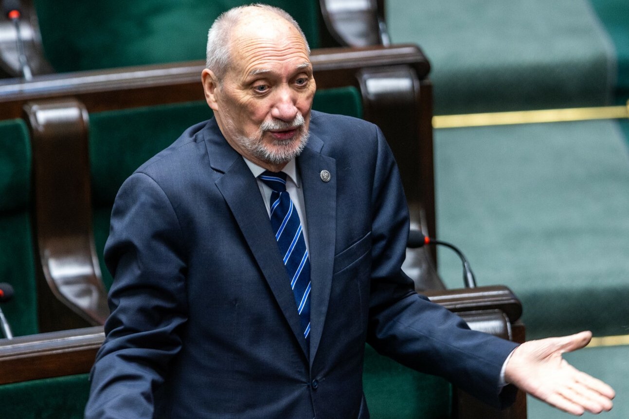 Macierewicz znów nie chciał zejść z mównicy. W tle kwestia Smoleńska.
