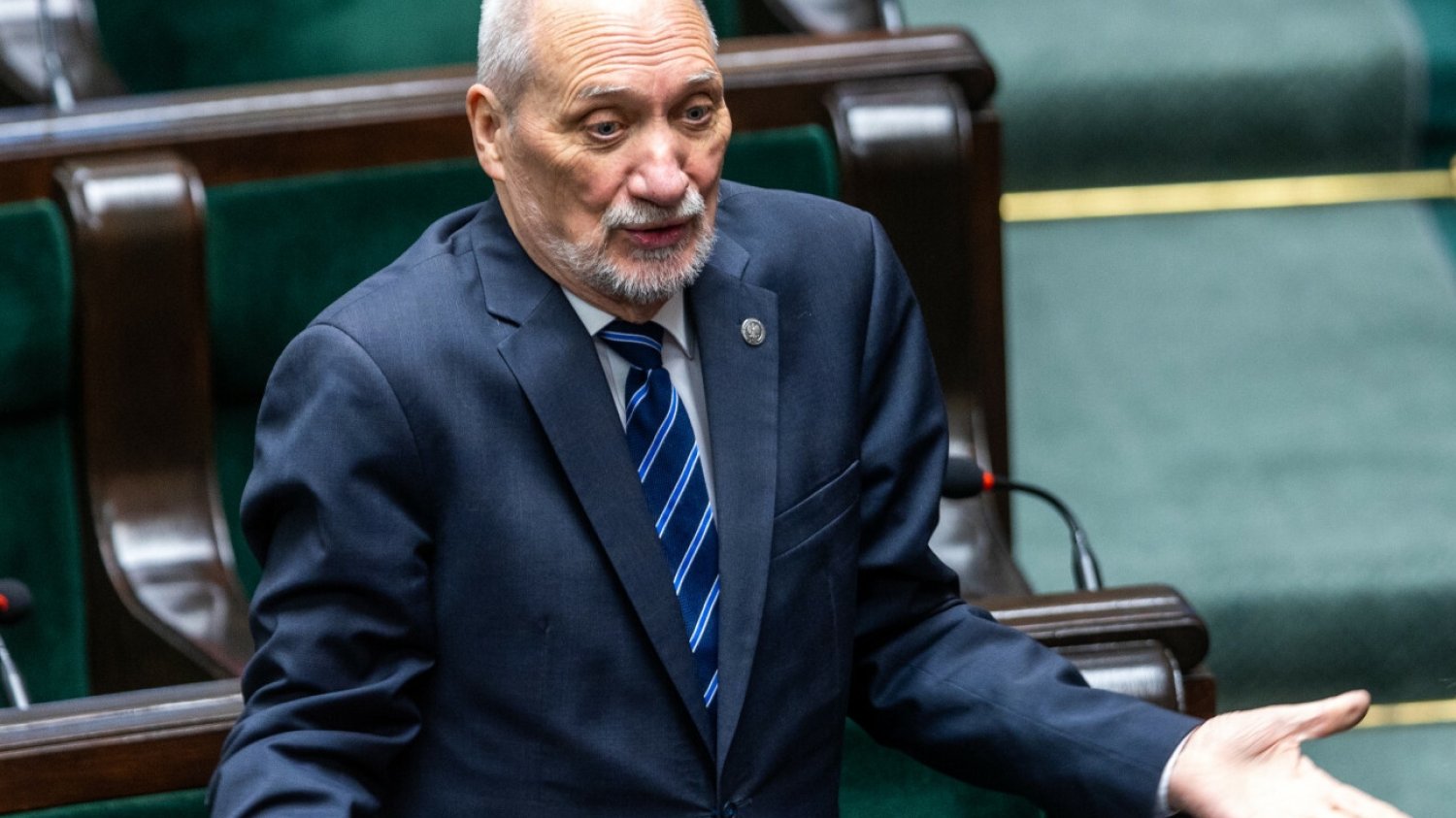 Macierewicz znów nie chciał zejść z mównicy. W tle kwestia Smoleńska.