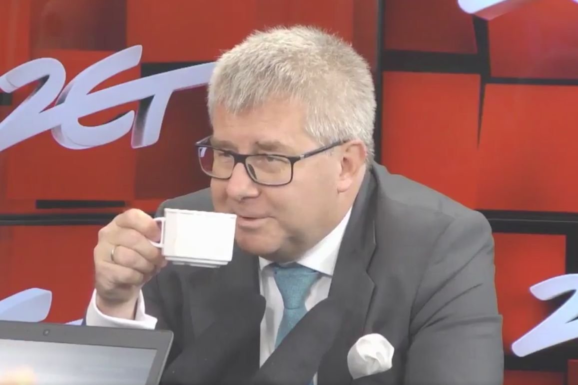 Niewygodny temat sprawił, że Czarnecki zajął się herbatką.