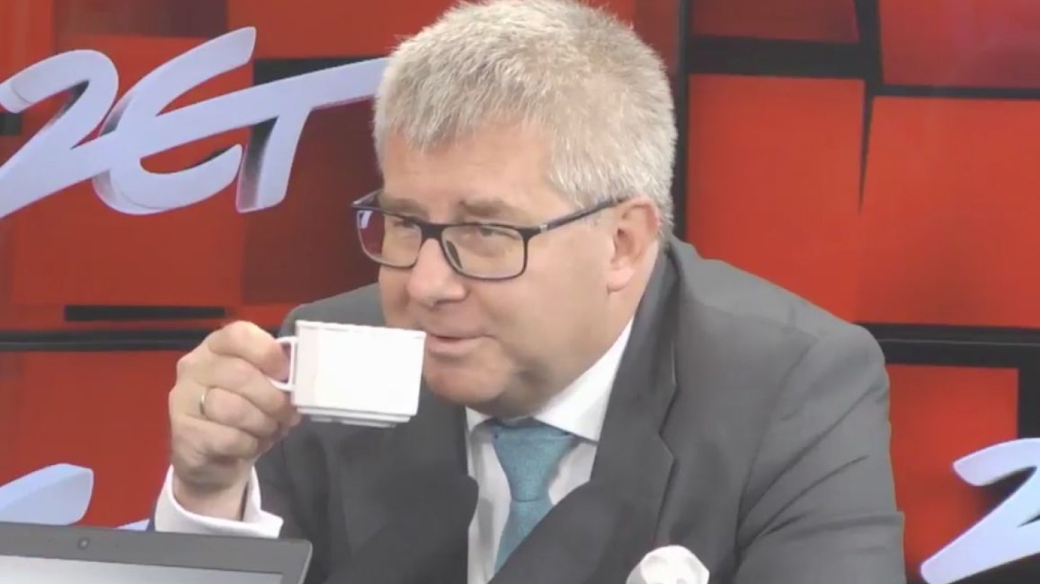 Niewygodny temat sprawił, że Czarnecki zajął się herbatką.