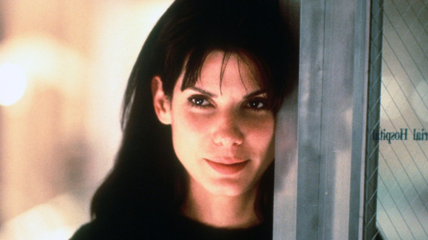 Kultowa komedia z Sandrą Bullock ukrywa się w streamingu. Pokochasz ją od nowa Sandra Bullock w filmie "Ja cię kocham, a ty śpisz"