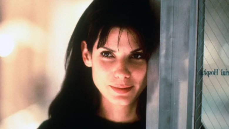 Kultowa komedia z Sandrą Bullock ukrywa się w streamingu. Pokochasz ją od nowa Sandra Bullock w filmie "Ja cię kocham, a ty śpisz"