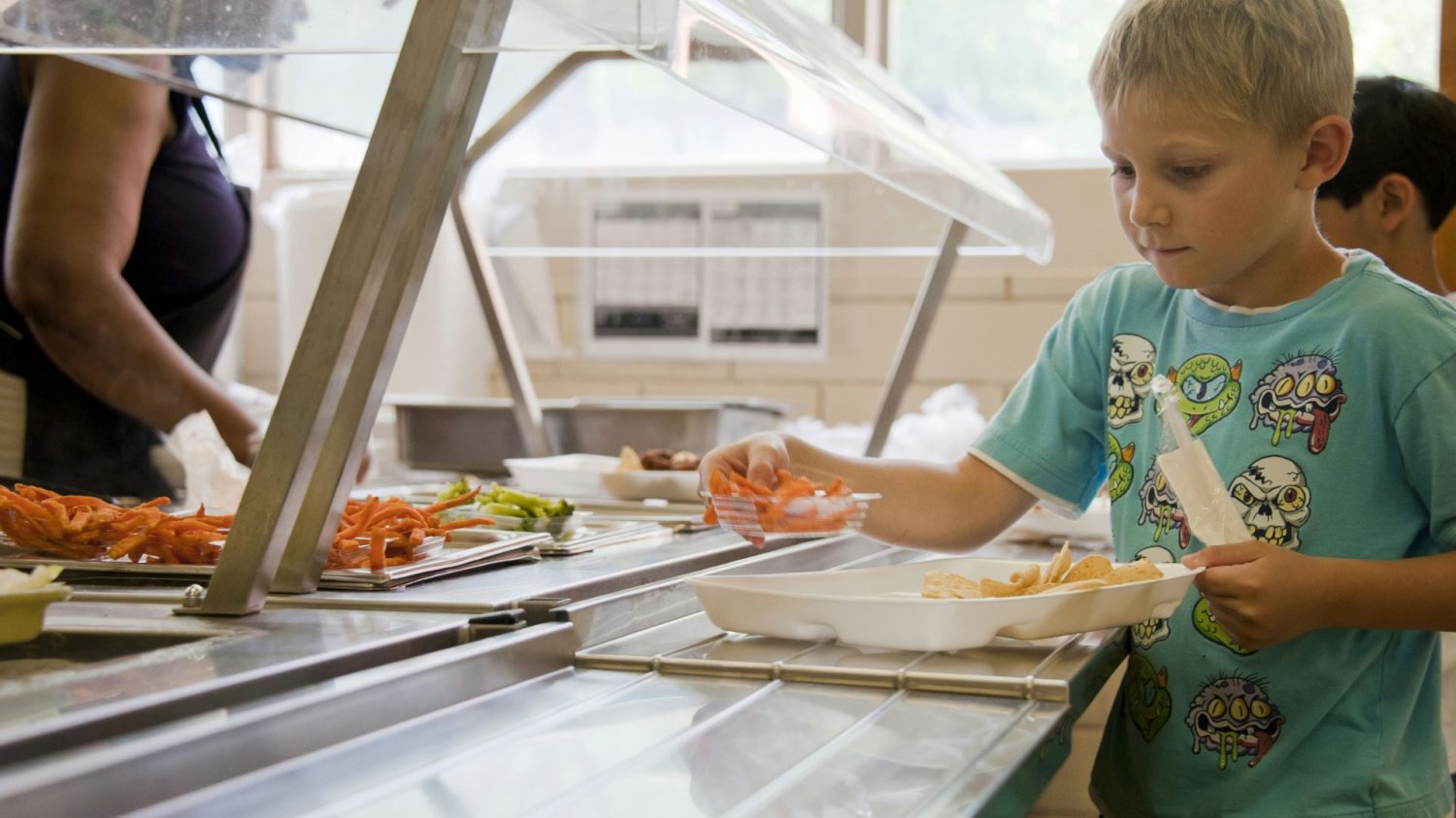 "Dieta planetarna" w Polskich szkołach. Co dzieci właściwie dostają na talerzu?