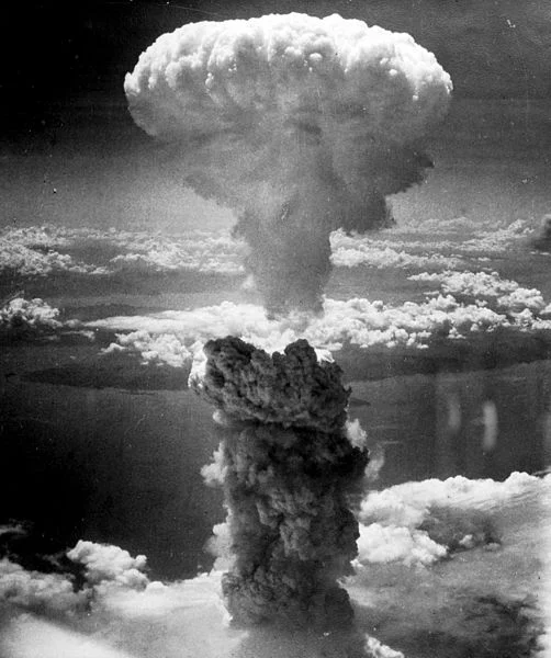 Grzyb atomowy powstały po zrzuceniu bomby na Nagasaki.