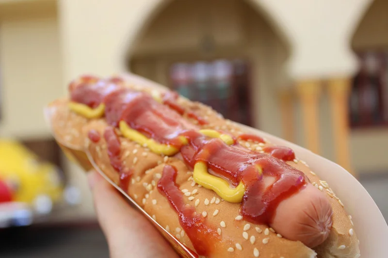 Kiełbaski w hot dogach miały ślady ludzkiego DNA, a te wegetariańskie zawierały w sobie mięso.