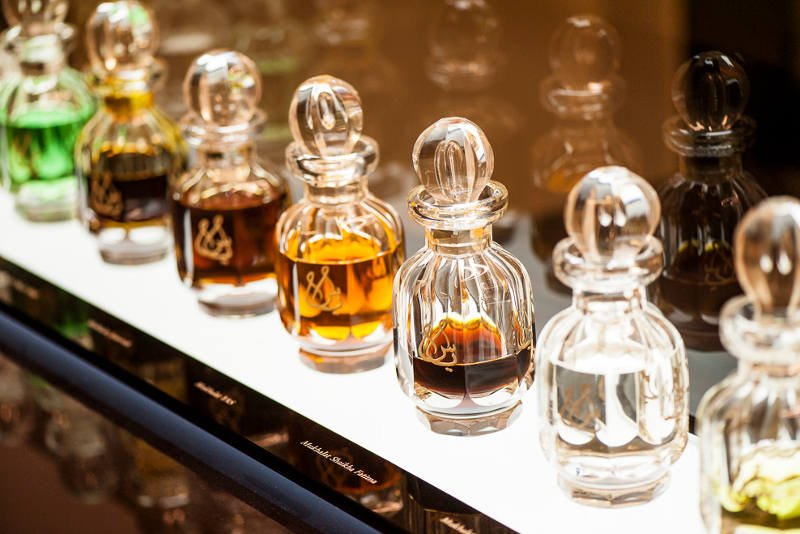 Pachnące olejki YAS w kryształowych flakonach są ozdobą wnętrza Sense Dubai