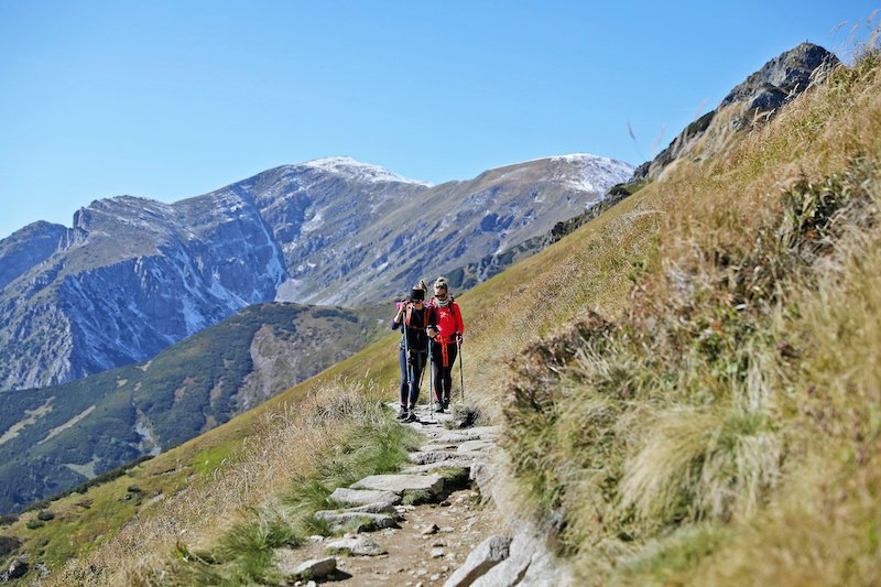 Październik to idealny moment, by zobaczyć prawdziwą jesień w górach.