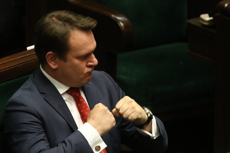 Urzędnik PE nie ma wątpliwości "kim" jest obecnie poseł Dominik Tarczyński.
