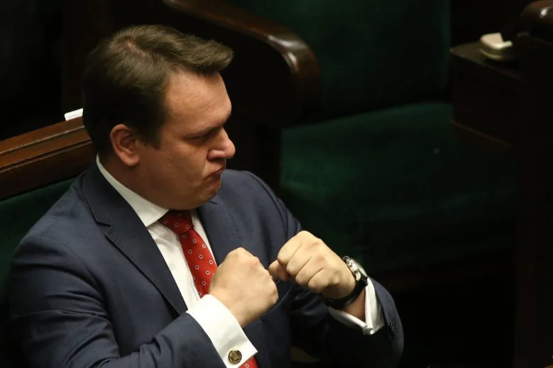 Urzędnik PE nie ma wątpliwości "kim" jest obecnie poseł Dominik Tarczyński.