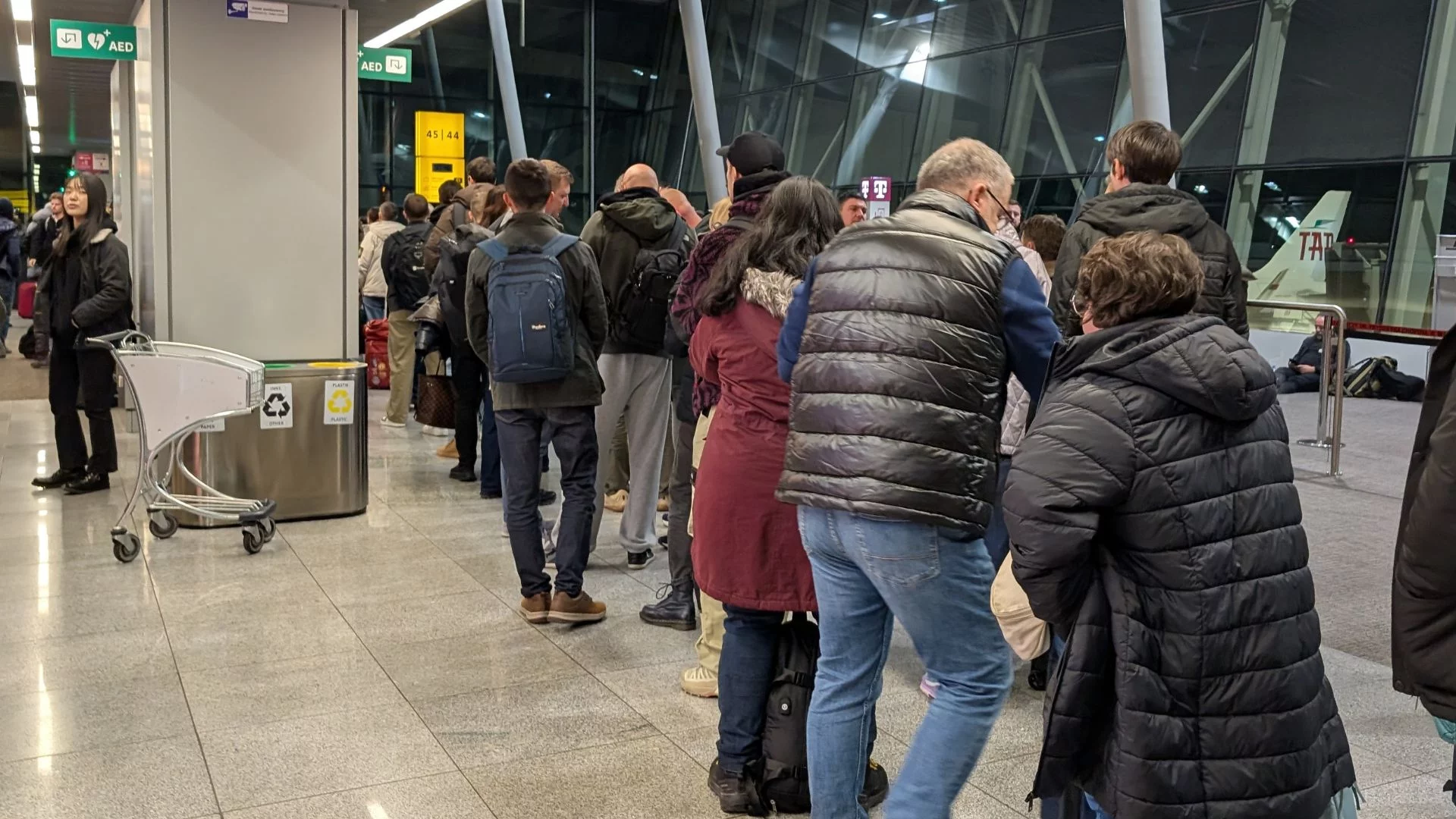 Podróżni na Lotnisku Chopina w Warszawie Turyści na Lotnisku Chopina w Warszawie