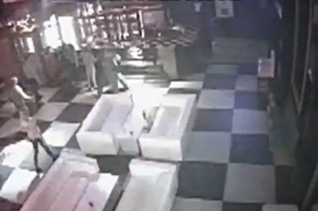 Zawodnik MMA pobił kobietę w dyskotece. Teraz wreszcie usłyszał zarzuty