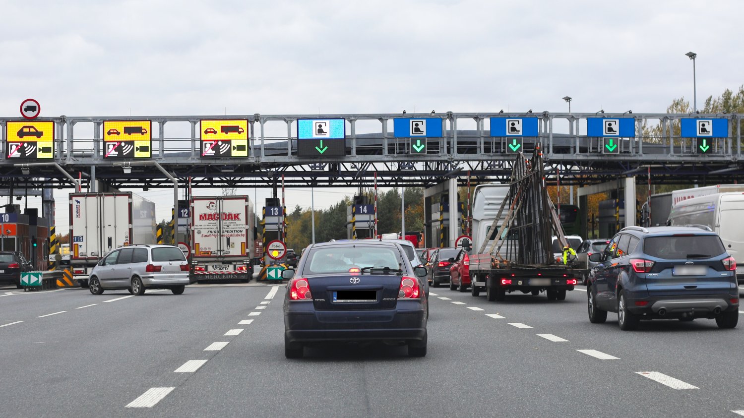 Wezwanie do zapłaty kara za autostrady e-Toll 2026 Autostrady w Polsce przez pewien czas nie miały szlabanów, a były płatne. Teraz przychodzą kary dla kierowców