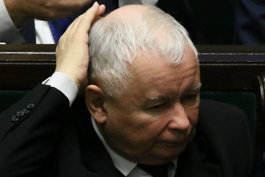 Czy Jarosław Kaczyński powinien obawiać się Roberta Biedronia? Lewicowy polityk wskazywany jest przez wyborców jako ten, z którym wiążą oni największe nadzieje na odsunięcie PiS od władzy.