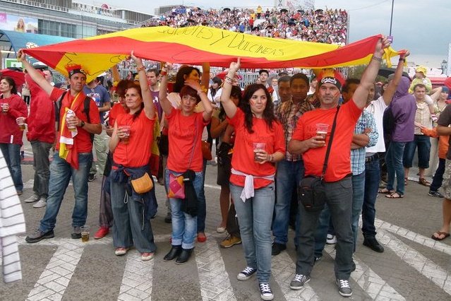 Kibice z Hiszpanii świetnie bawili się w warszawskiej strefie kibica.