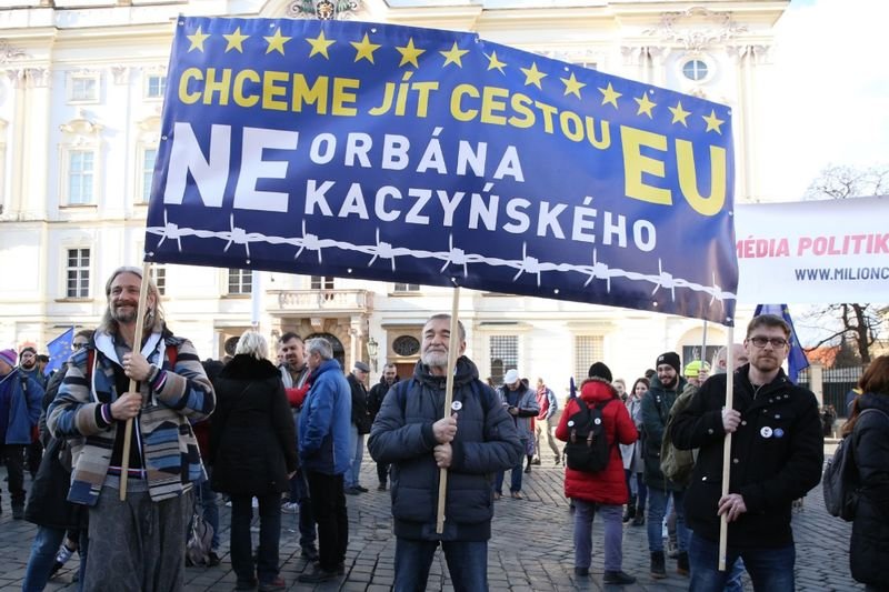 Czesi protestowali na Starym Mieście w Pradze.