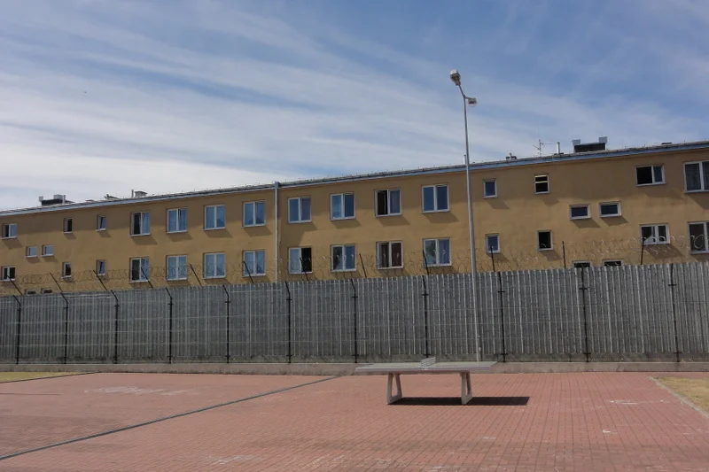 Ośrodek otwarty odgrodzony blaszanym murem od ośrodka strzeżonego