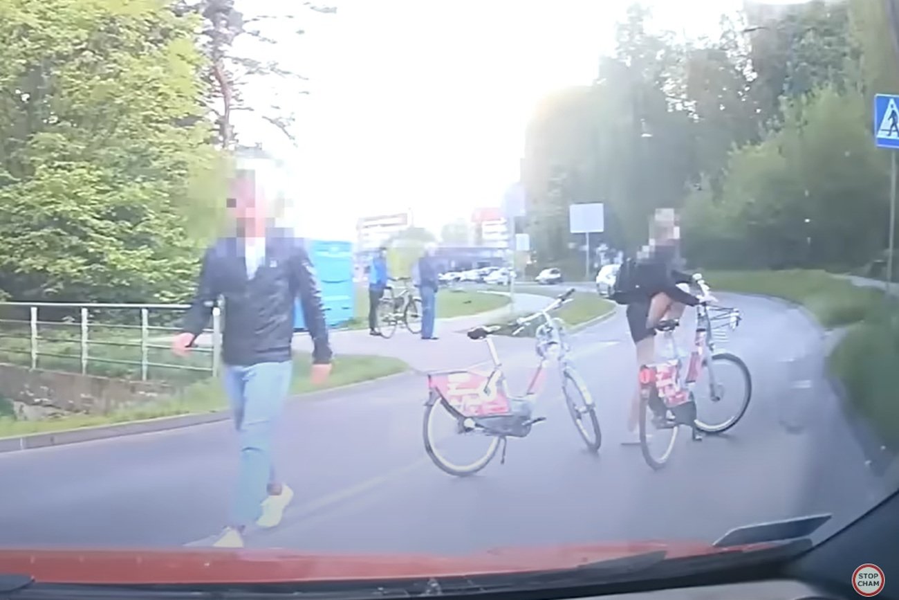 Rowerzyści nie ustąpili pierwszeństwa na skrzyżowaniu.