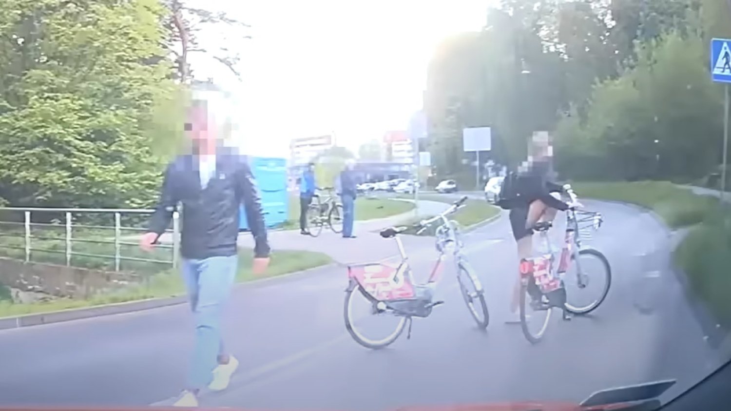 Rowerzyści nie ustąpili pierwszeństwa na skrzyżowaniu.