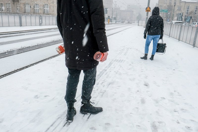 Dzięki tym trikom nie zniszczysz sobie butów od soli rozsypywanej na chodnikach.