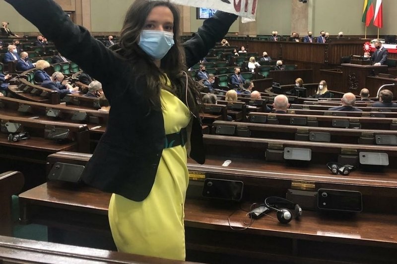 Klaudia Jachira trzymała w Sejmie transparent z napisem "Konstytucja".
