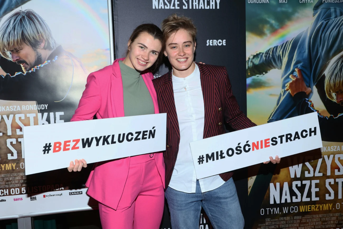 Katarzyna Zillmann na ściance ze swoją ukochaną. Premiera filmu "Wszystkie nasze strachy"