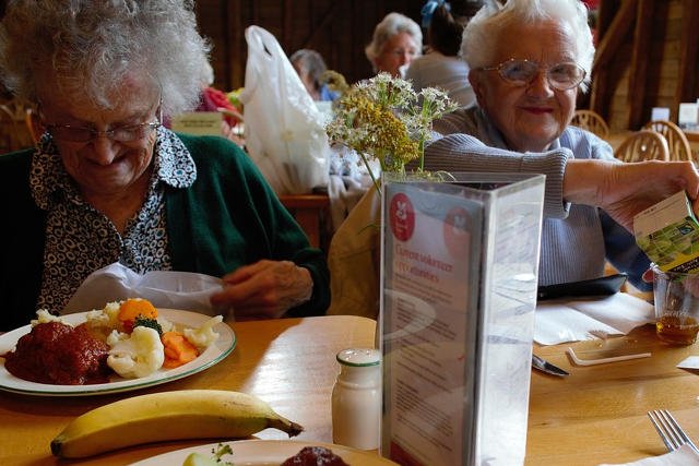 Sadyba rozpoczyna akcję obiadów z seniorem