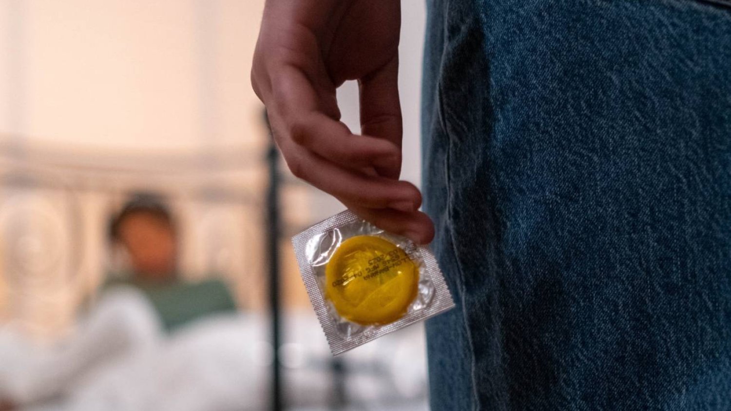 Stealthing to forma gwałtu. Zdjęcie prezerwatywy bez zgody partnerki