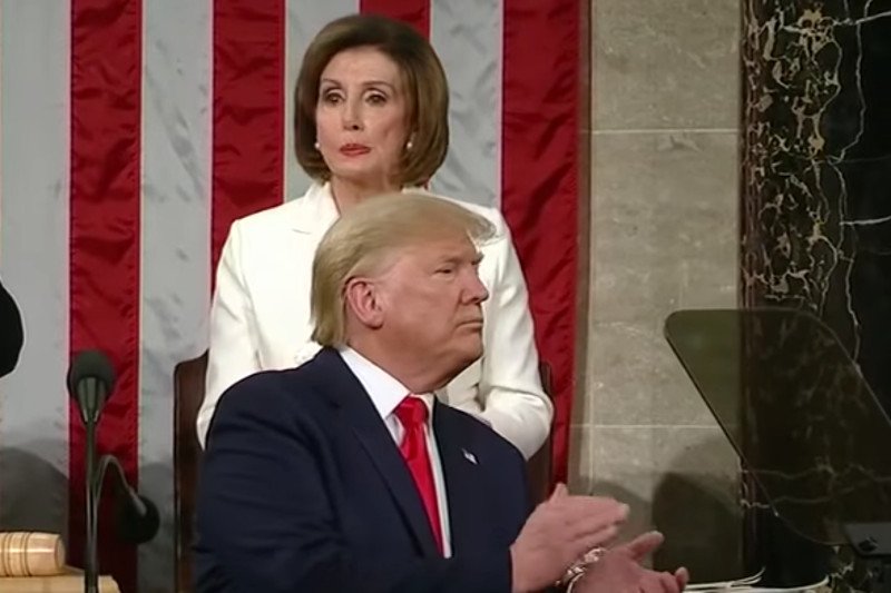 Prezydent Donald Trump nie podał ręki Nancy Pelosi.