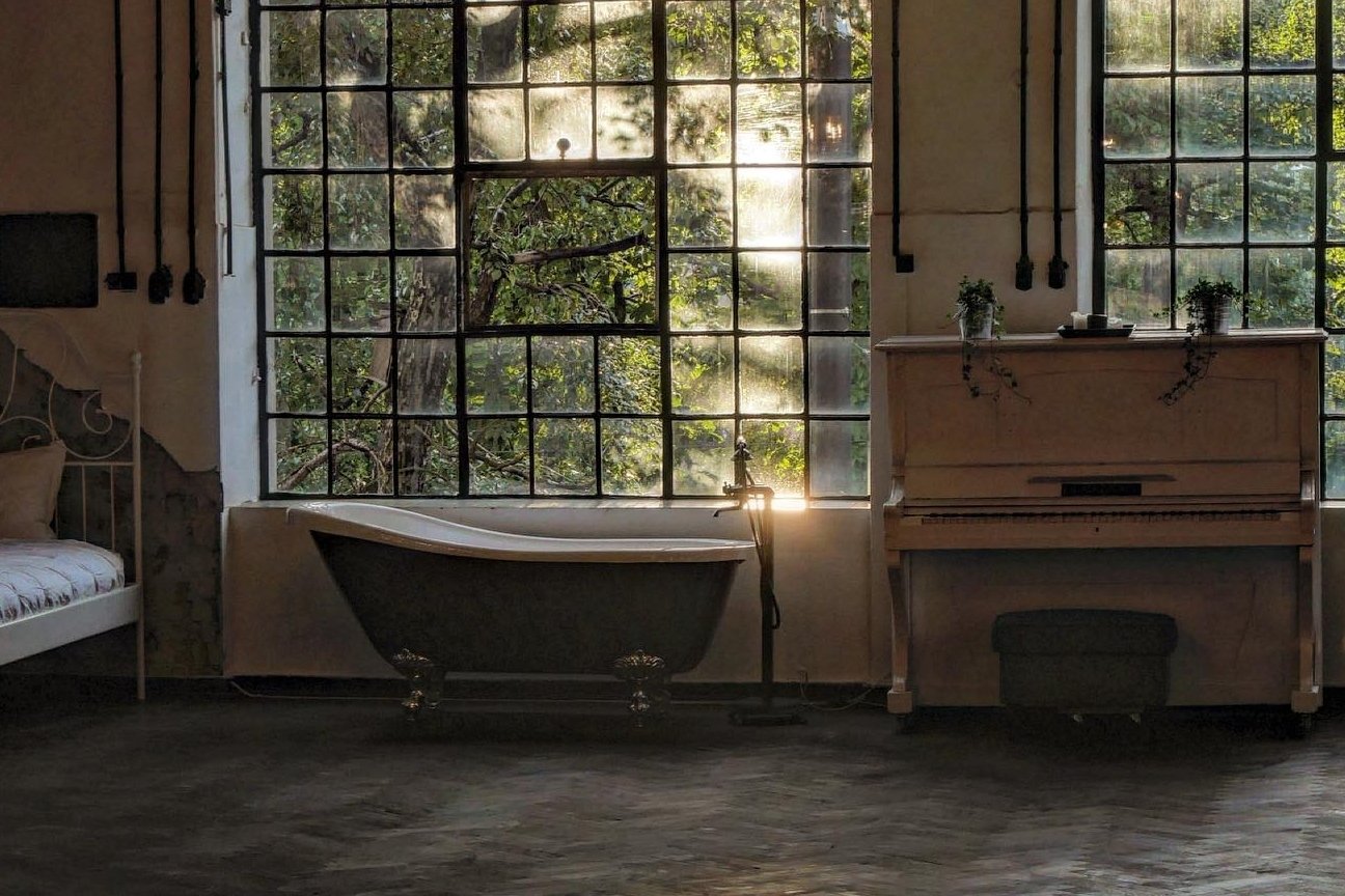 Przedsiębiorca z Pragi urządził studio pod sesje fotograficzne w miejscu, gdzie miał lokować uchodźców w Ukrainy