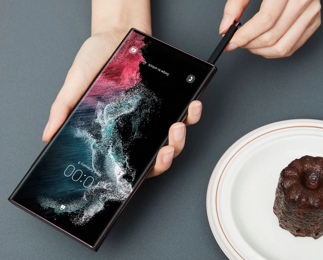 Nowością w Samsung Galaxy S22 Ultra jest rysik, który można wygodnie wsunąć w bok telefonu, gdy nie jest już używany