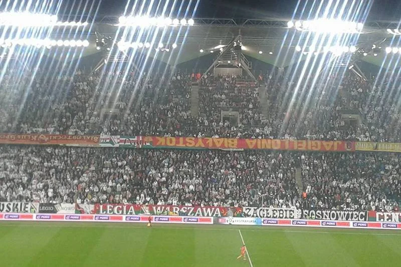 Kibice Legii przed meczem zaprezentowali kibicom Jagiellonii "skradzione" przez Teddy Boysów flagi