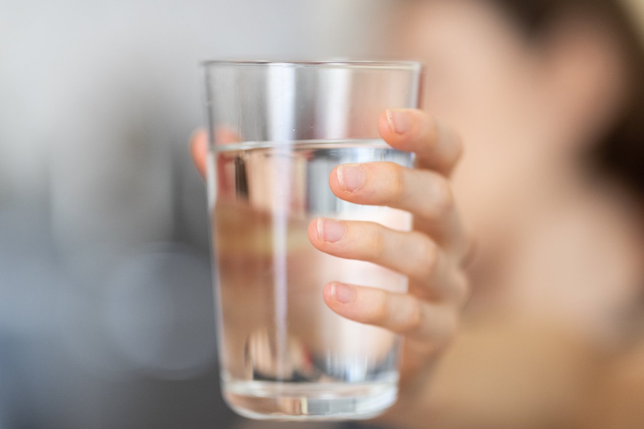 Baboszewo: staruszek podał nieznajomej szklankę wody. Stracił na tym 2 tys.