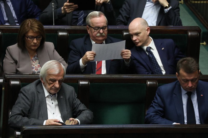 W Sejmie odbyło się wysłuchanie w sprawie tak zwanych nagród dla ministrów gabinetu Beaty Szydło. Posłowie opozycji zwracali uwagę na fakt, że byłej premier zabrakło dziś na sali.