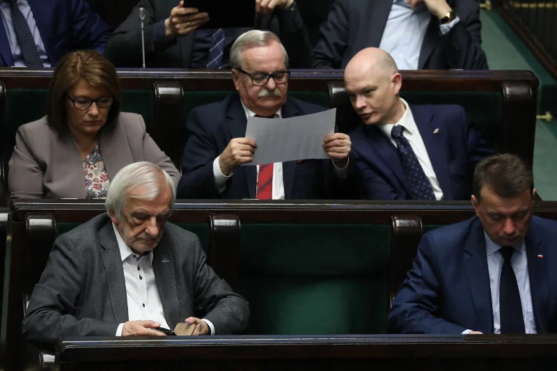W Sejmie odbyło się wysłuchanie w sprawie tak zwanych nagród dla ministrów gabinetu Beaty Szydło. Posłowie opozycji zwracali uwagę na fakt, że byłej premier zabrakło dziś na sali.