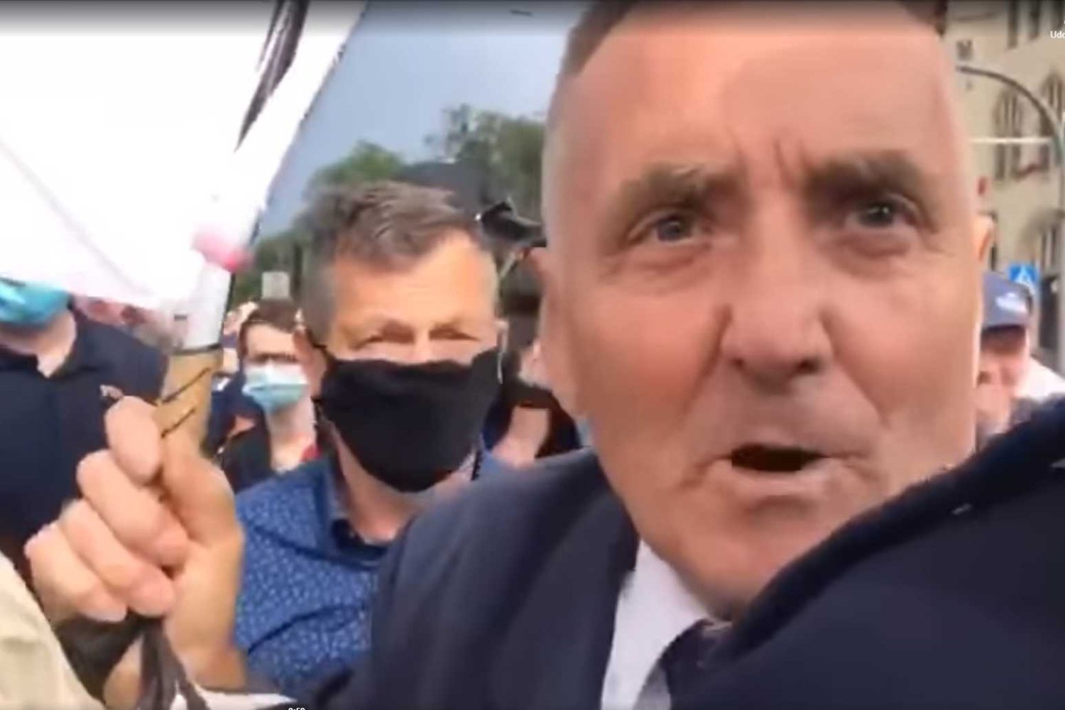 Będziesz wisiał - krzyczeli zwolennicy Andrzeja Dudy na wiecu Rafała Trzaskowskiego. Policja nie reagowała. Będziesz wisiał - krzyczeli zwolennicy Andrzeja Dudy na wiecu Rafała Trzaskowskiego w Bydgoszczy. Policja nie reagowała, zareagowała za to dzień później na krytyczny baner Obywateli RP.