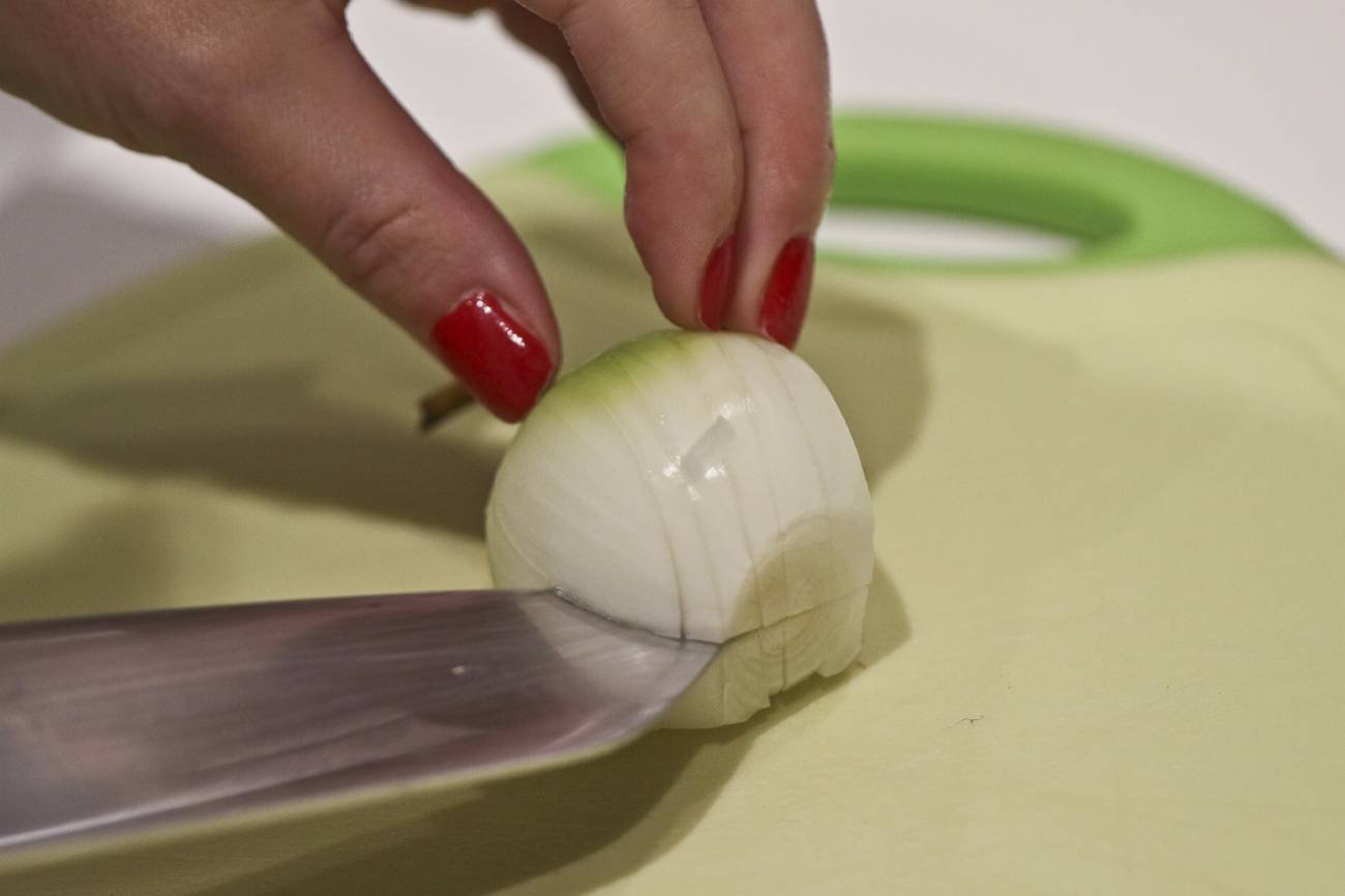 Jak kroić cebulę, by nie płakać? Ten trik uratował mi gotowanie