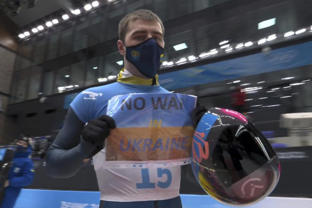 Władysław Heraskiewicz, ukraiński skeletonista, z jasnym przekazem dotyczącym napiętej sytuacji politycznej.