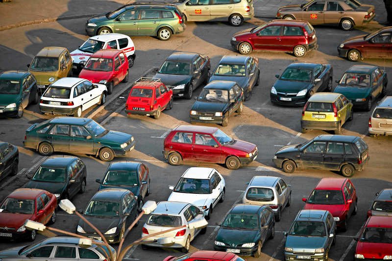 W miastach nie ma gdzie parkować samochodów. Sąsiedzi toczą prawdziwe wojny o bezpłatne miejsca.