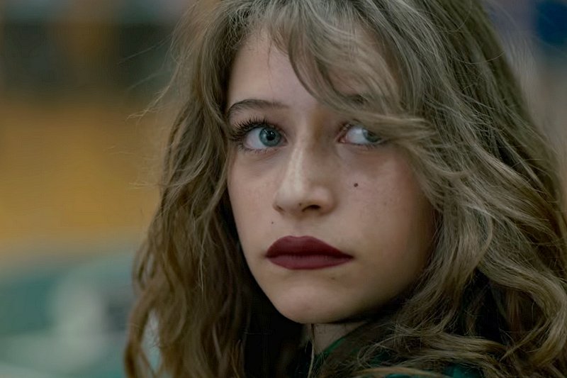 Postać Joey w serialu "Grand Army" padła ofiarą gwałtu.