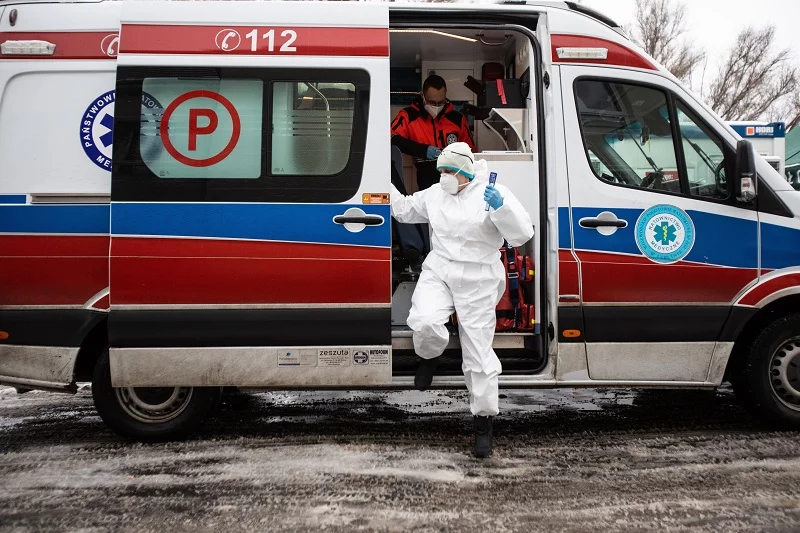 Nowy raport MZ o koronawirusie pokazuje, że nawet po weekendzie nie ma już wyraźnego spadku w statystykach.