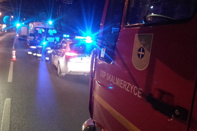 Sprawca wypadku uciekł z miejsca zdarzenia.