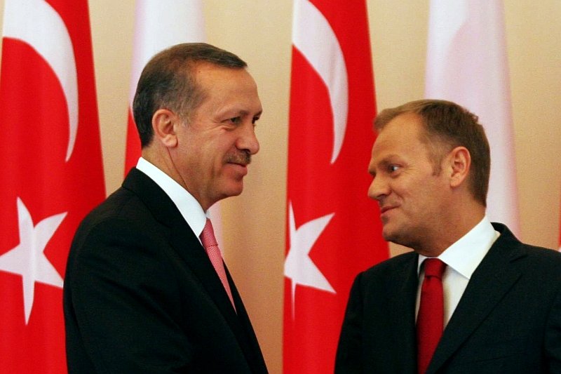 Premier Turcji Recep Tayyip Erdogan zapowiada twardą walkę z serwisami społecznościowymi, które okazały się być przydatne przy obaleniu już kilku rządów w różnych częściach świata.